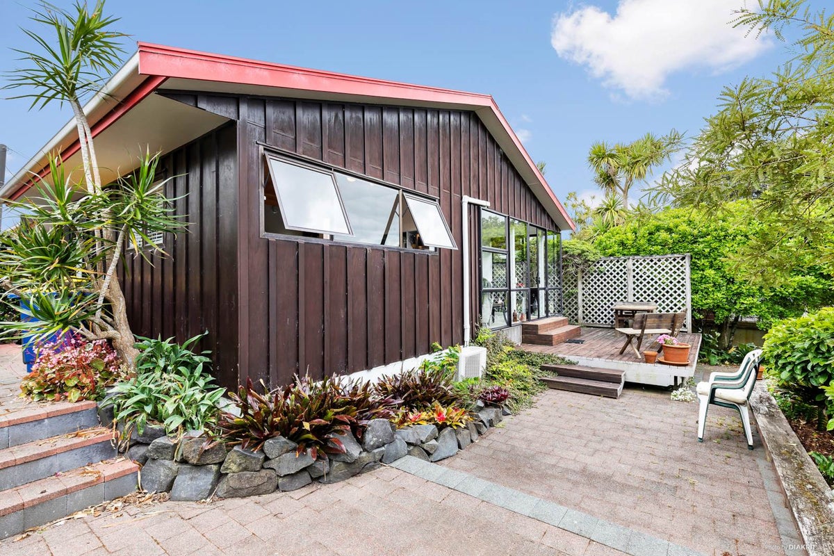 2/7 Cresta Avenue, Beach Haven, Auckland - Carousel 1