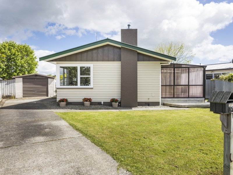 10 Catlins Crescent, Milson, Palmerston North - Carousel 1