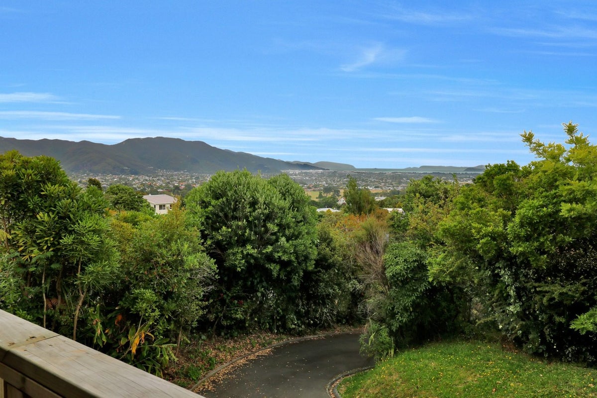 42 Major Drive, Kelson, Lower Hutt - Carousel 2
