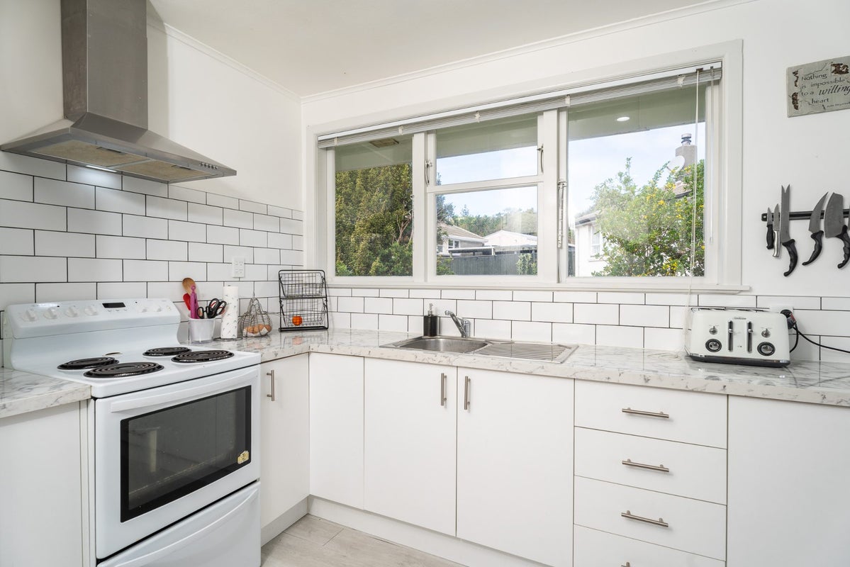 30 Surprise Place, Cannons Creek, Porirua - Carousel 2