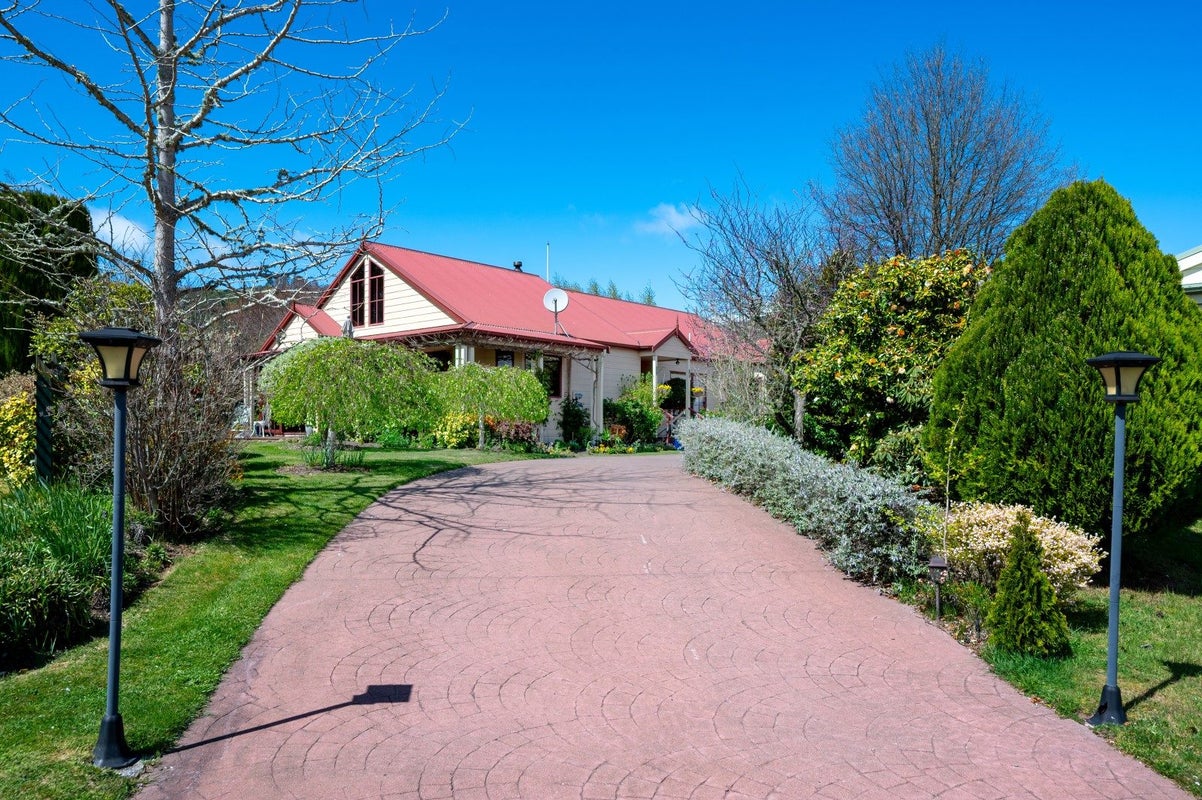 19 Gibbs Place, Kinloch, Taupo - Carousel 1