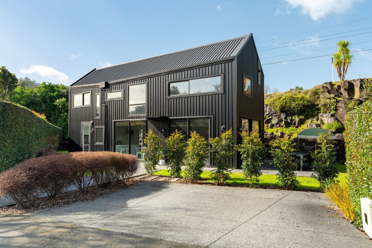 4 Malvern Road, Morningside, Auckland - Carousel 1