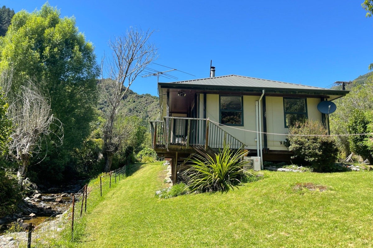 7 Franklyn Street, Blacks Point, Reefton - Carousel 1