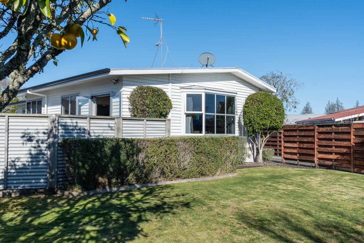 7 Mahana Road, St Andrews, Hamilton - Carousel 1