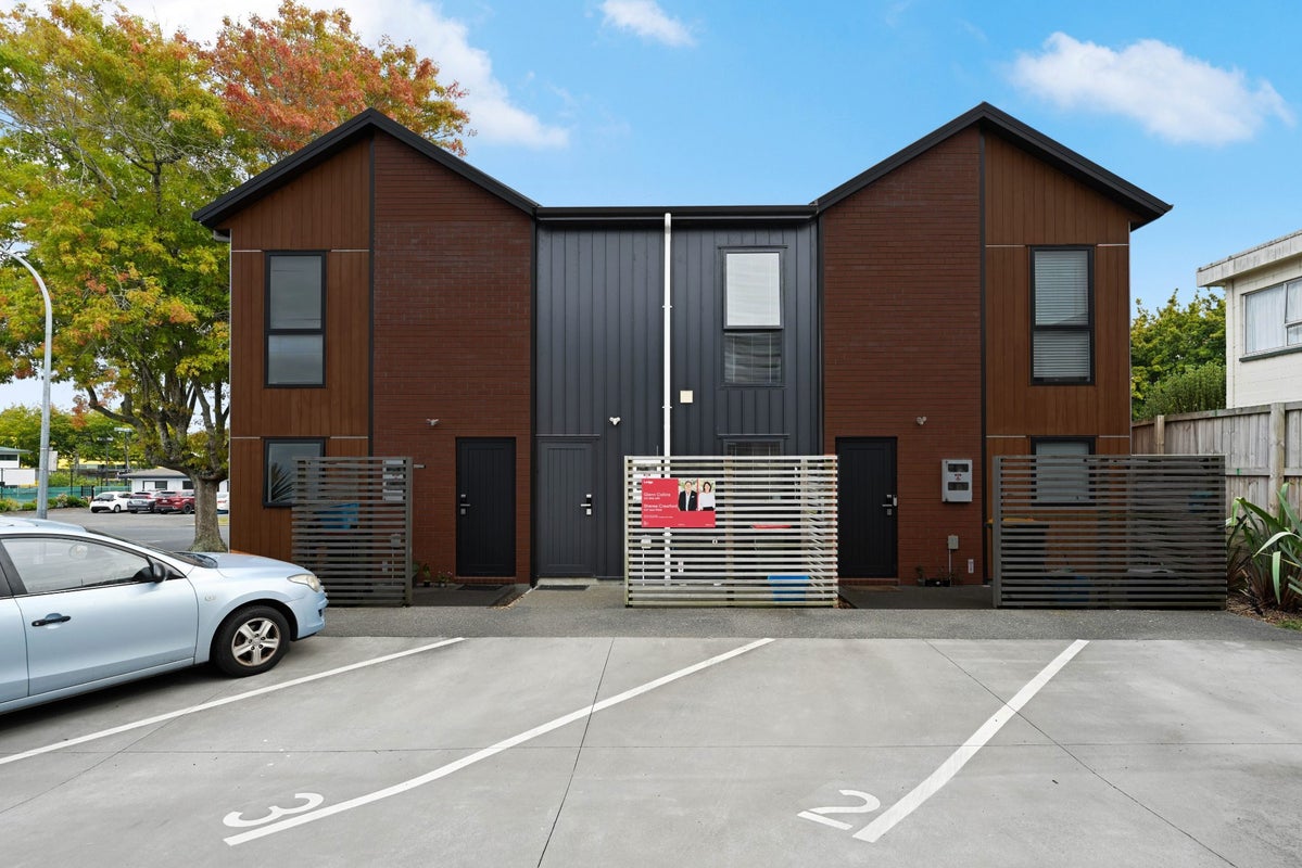 2/13 Palmerston Street, Hamilton Central, Hamilton - Carousel 2