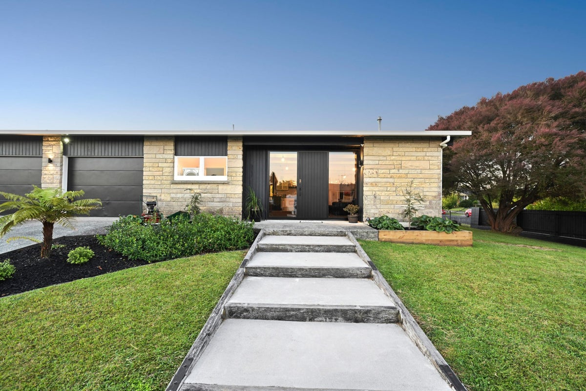11 Hillary Street, Chedworth, Hamilton - Carousel 2