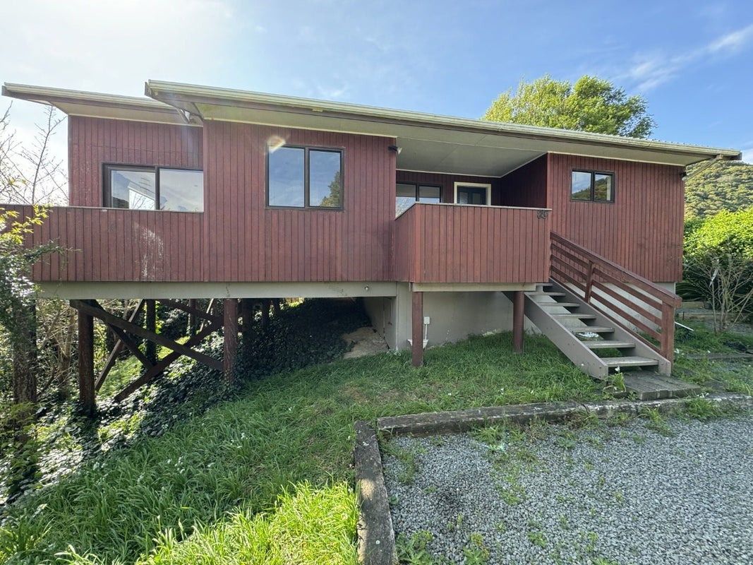 80 Hazlewood Avenue, Karori, Wellington - Carousel 1