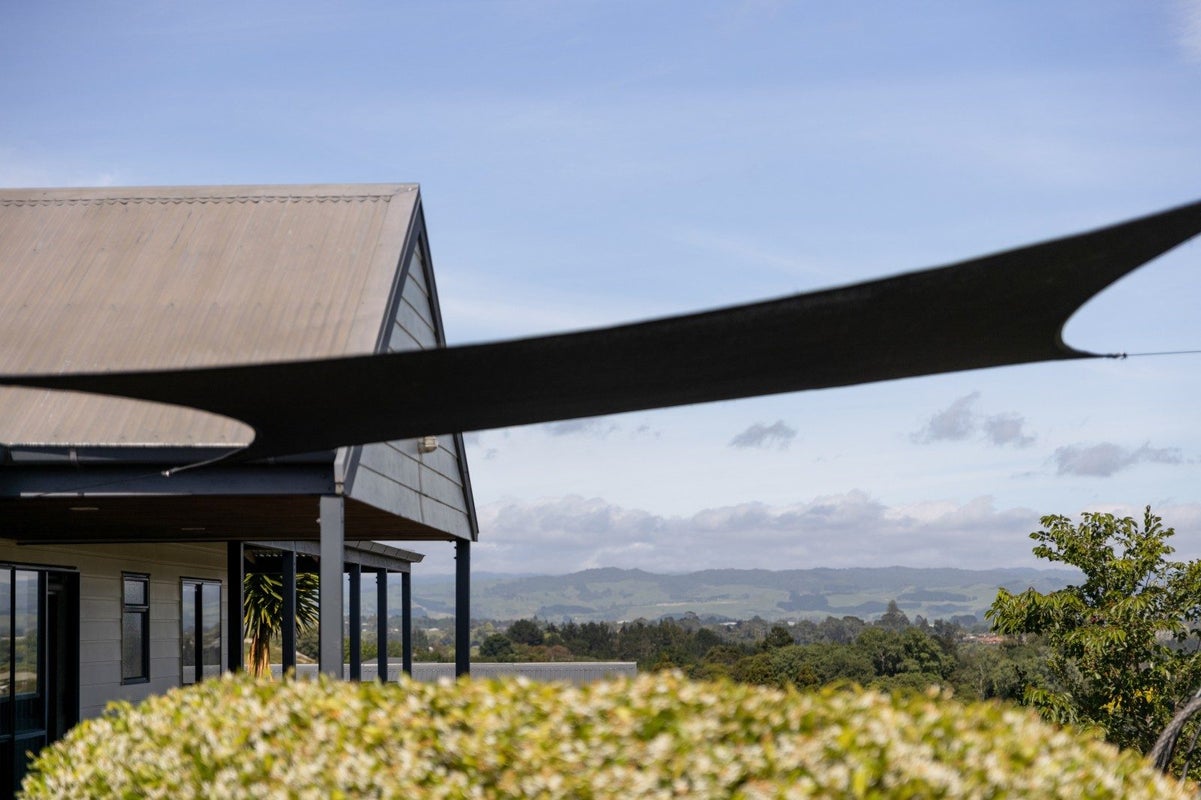 10 Kaimai View Drive, Ohauiti, Tauranga - Carousel 2