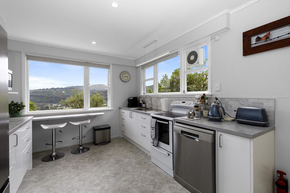 27 Lord Street, Stokes Valley, Lower Hutt - Carousel 2