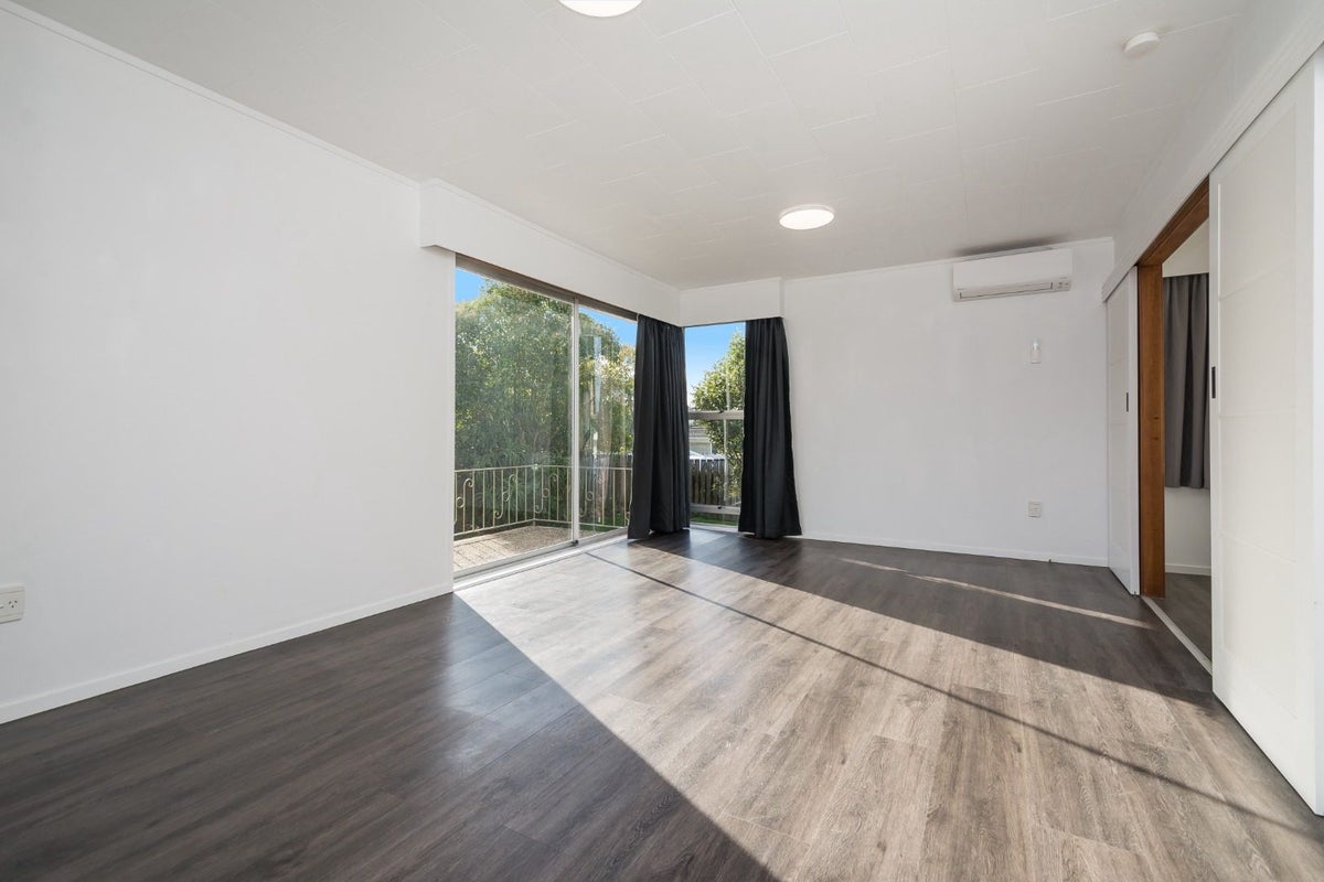 52 Cockayne Crescent, Sunnynook, Auckland - Carousel 2