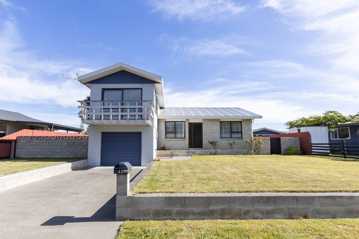 42 Spriggs Crescent, Greenmeadows, Napier - Carousel 1