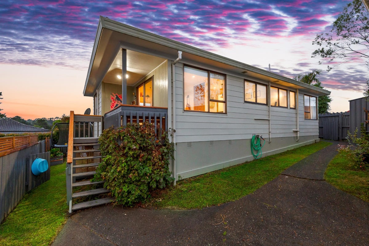 2/239 Waitemata Drive, Ranui, Auckland - Carousel 1