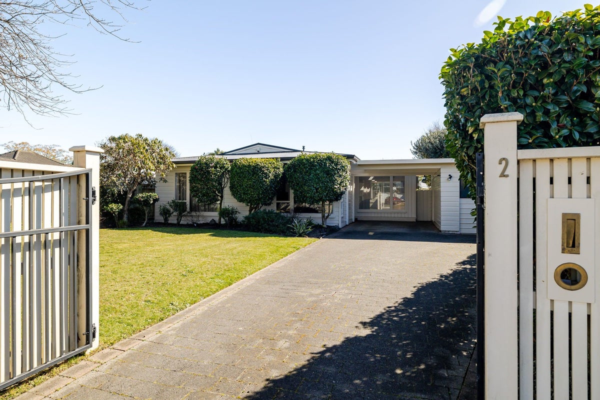 2 Linmor Place, Terrace End, Palmerston North - Carousel 1