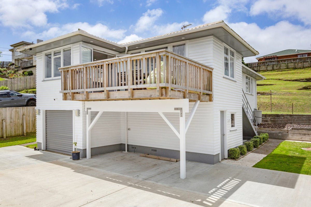 35 Duncan Street, Tawa, Wellington - Carousel 1