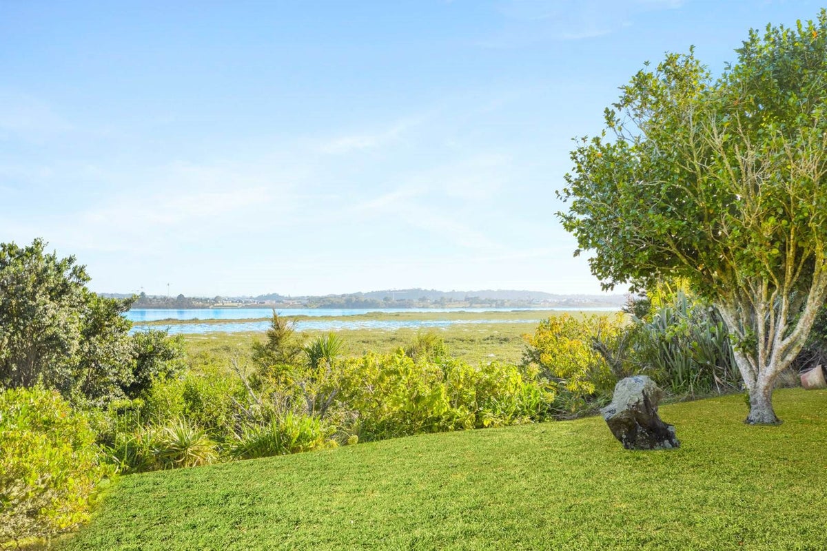 28 Dawnhaven Drive, Te Atatu Peninsula, Auckland - Carousel 1