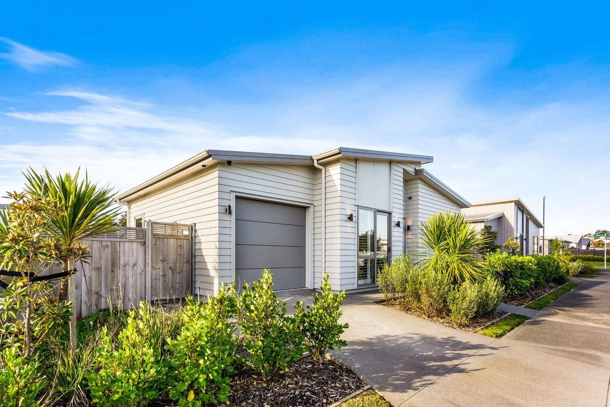 15A Marine Garden Crescent, Beachlands, Auckland - Carousel 1