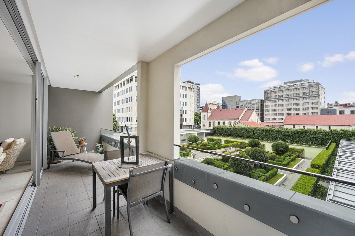 B25/10 Ebor Street, Te Aro, Wellington - Carousel 1