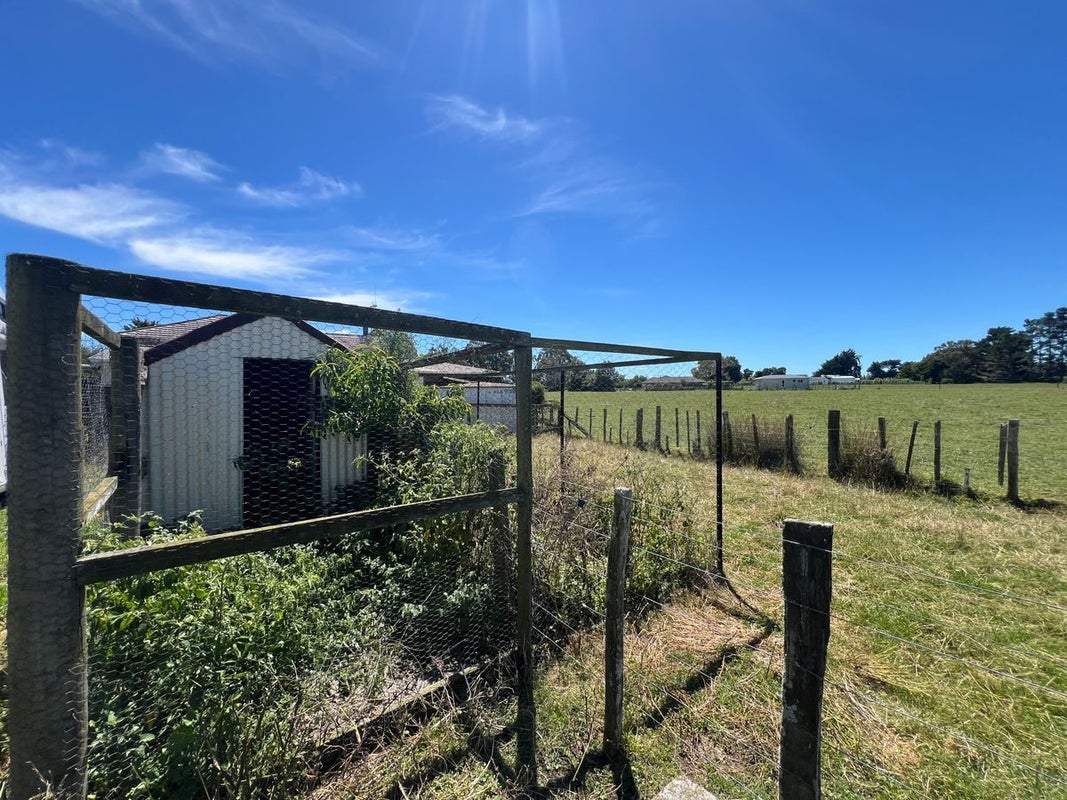118 Hansens Line, Newbury, Palmerston North - Carousel 21