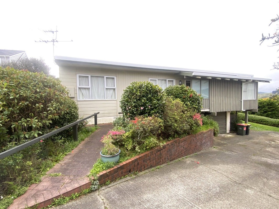 4 Windermeer Grove, Churton Park, Wellington - Carousel 1