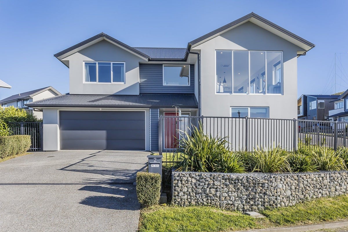 2 Promontory Crescent, Newlands, Wellington - Carousel 1