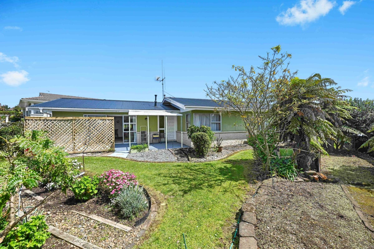 6 Pohutukawa Drive, Pukete, Hamilton - Carousel 2