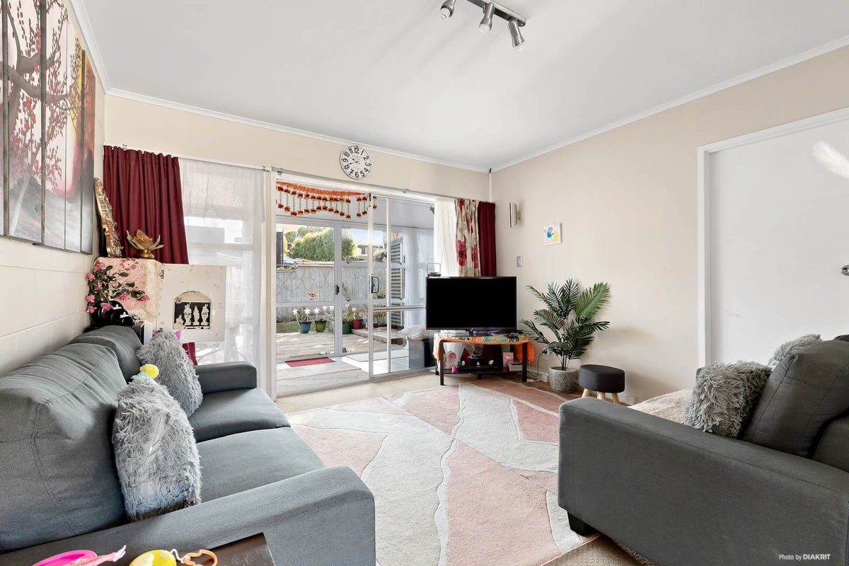 2/14 Commodore Drive, Lynfield, Auckland - Carousel 1