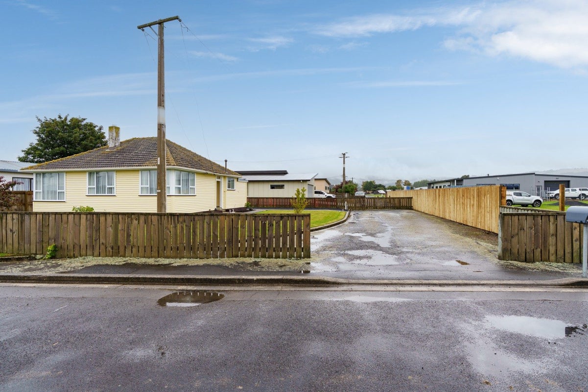 1 Saunders Road, Mosgiel, Mosgiel - Carousel 20