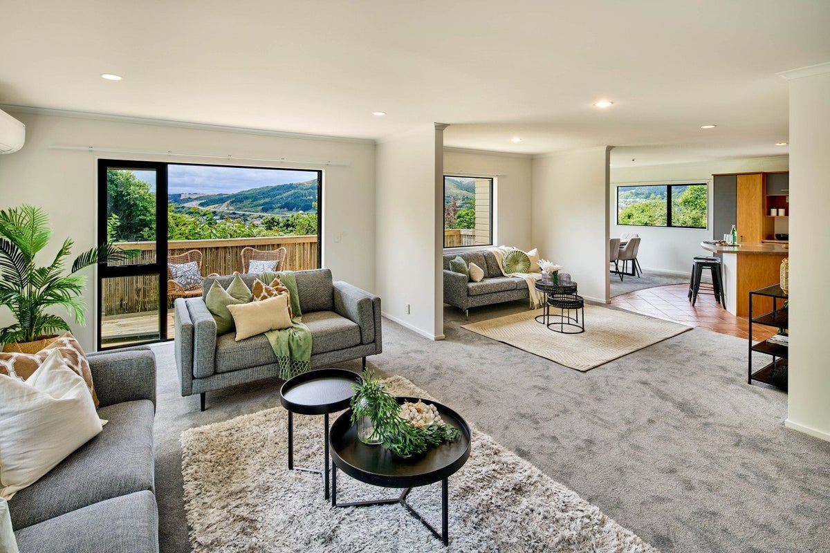 5 Bishops Glen, Tawa, Wellington - Carousel 2