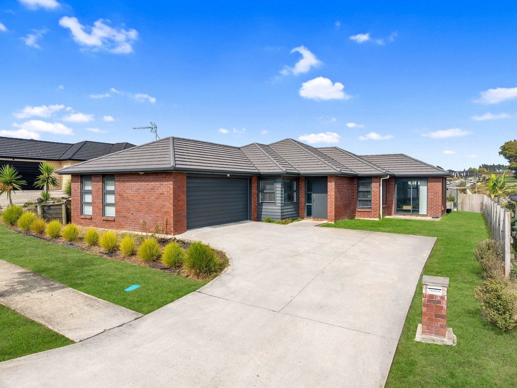 26 Cabourne Drive, Glenview, Hamilton - Carousel 1