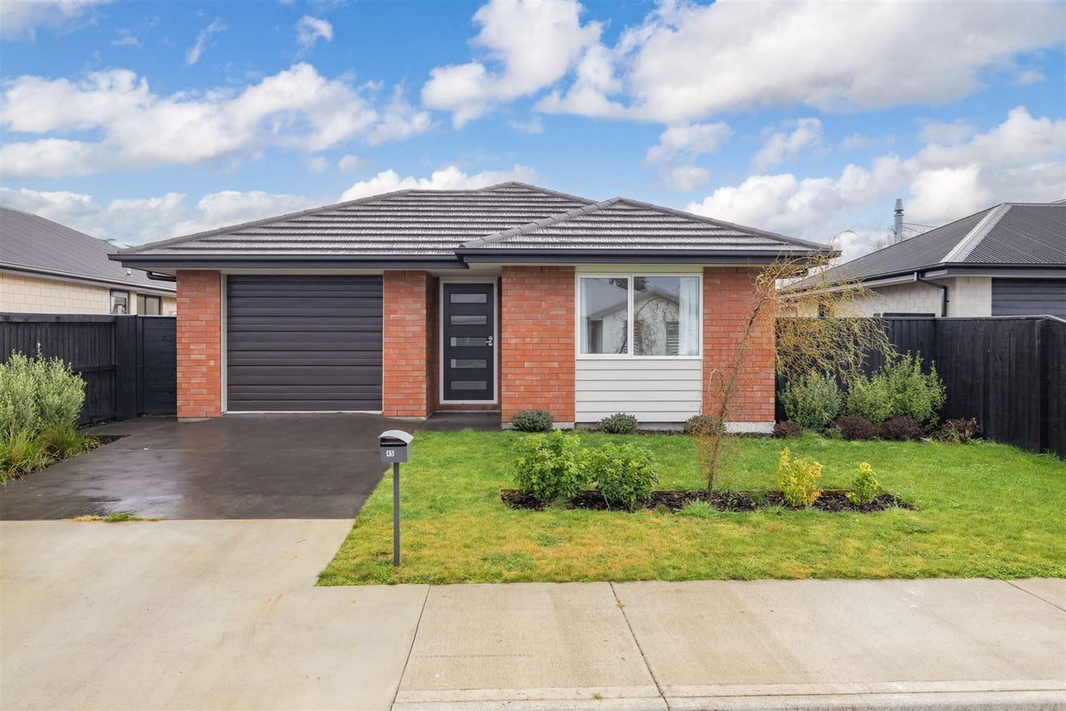 45 Tara Crescent, Woodend, Woodend - Carousel 1