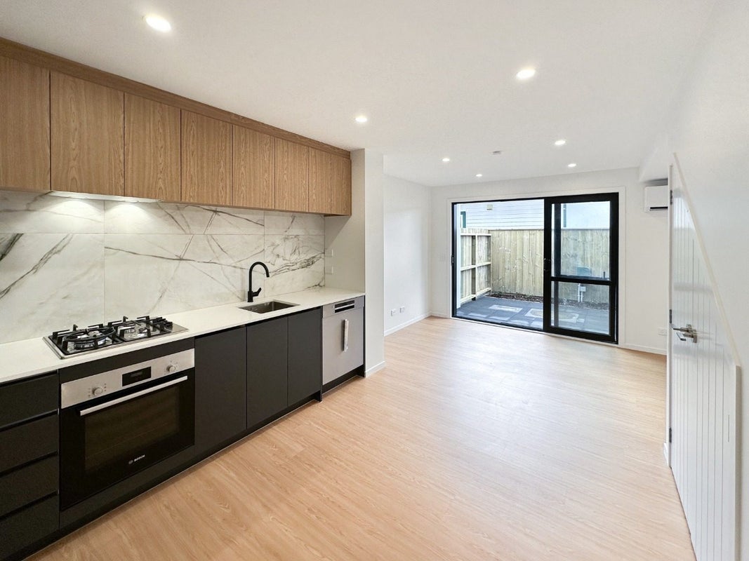 4/6 Victoria Street, Ebdentown, Upper Hutt - Carousel 1