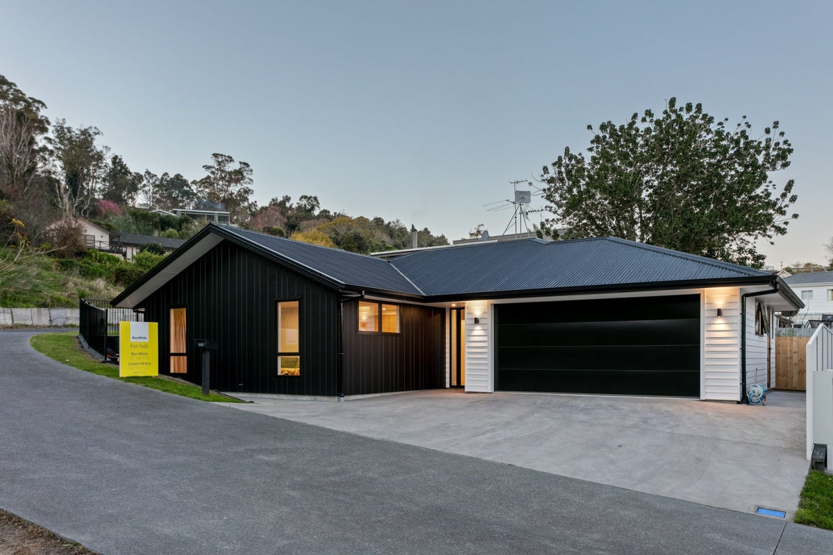 200 Russell Street, Whataupoko, Gisborne - Carousel 1
