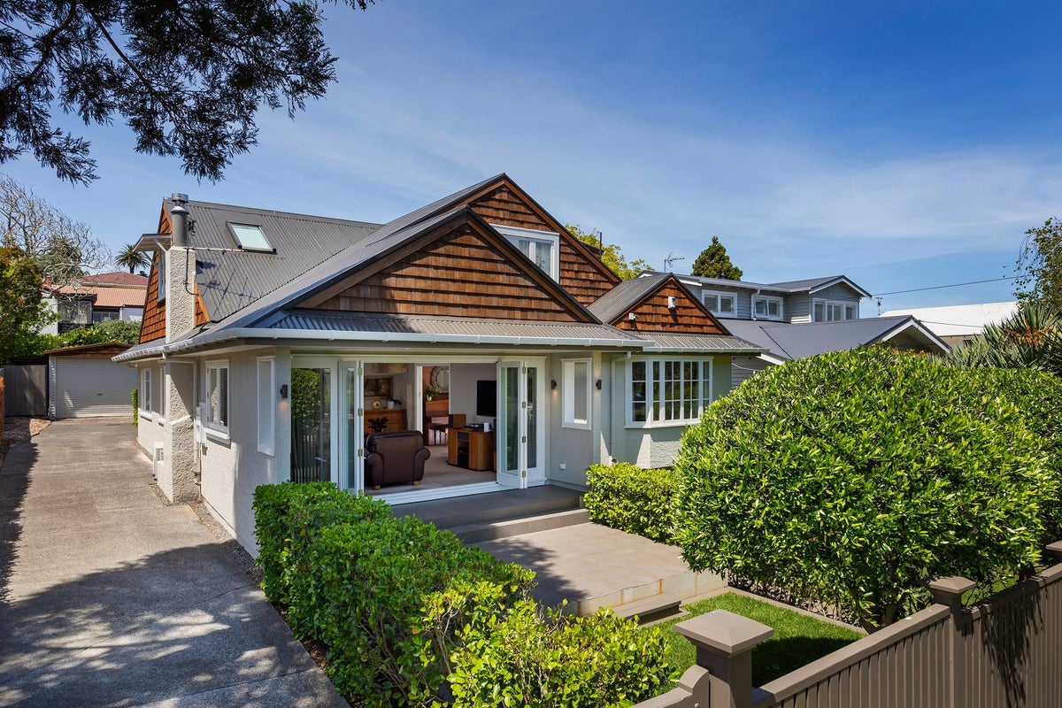 27 Grande Avenue, Mount Albert, Auckland - Carousel 2