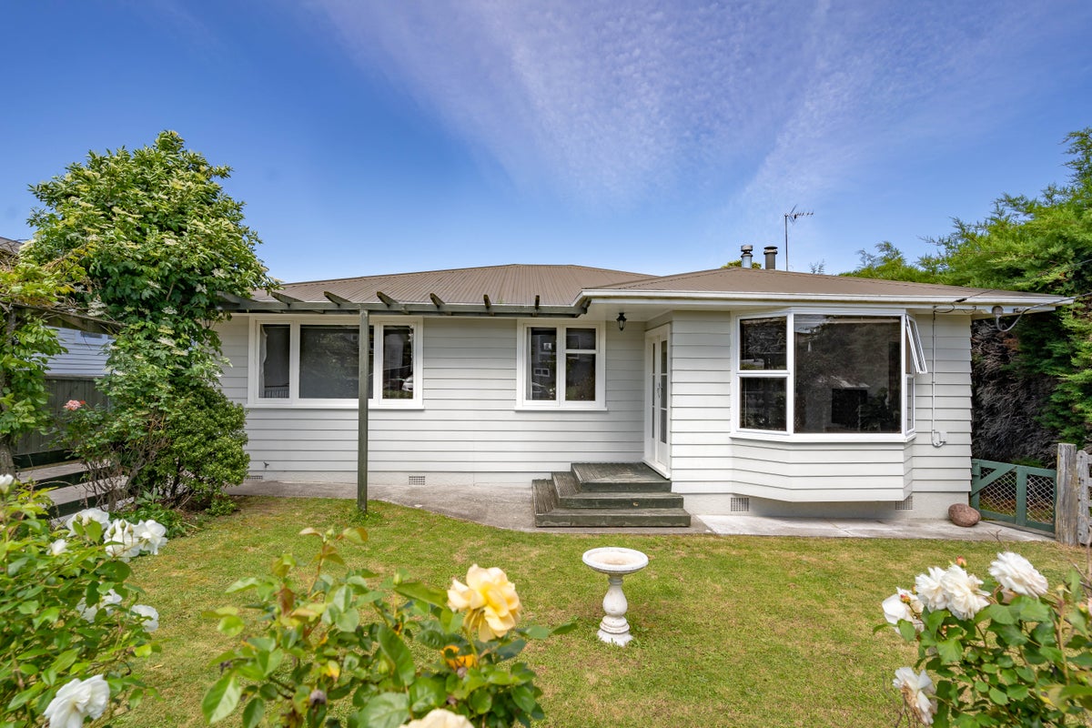 4 Puriri Crescent, Lansdowne, Masterton - Carousel 1