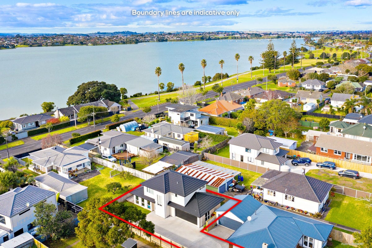 38A Tamatea Avenue, Point England, Auckland - Carousel 1