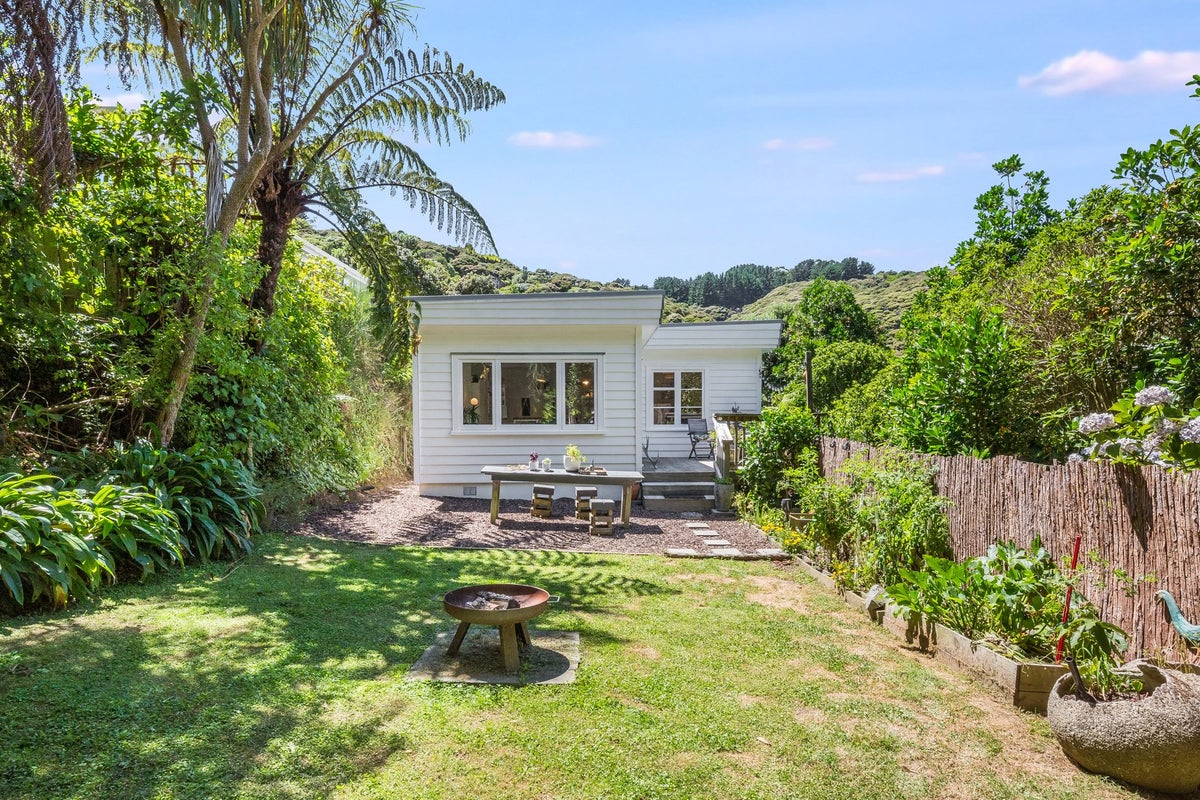 63 Airlie Road, Plimmerton, Porirua - Carousel 1