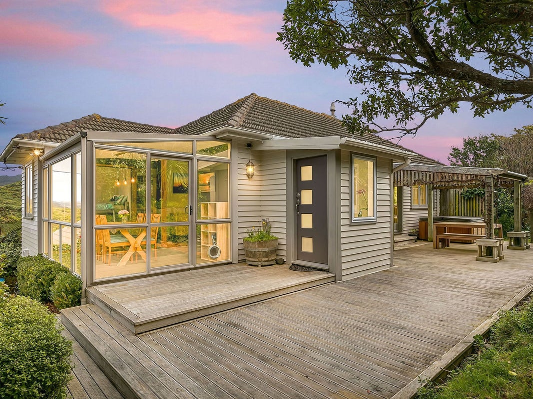 29 Hiwi Crescent, Titahi Bay, Porirua - Carousel 1