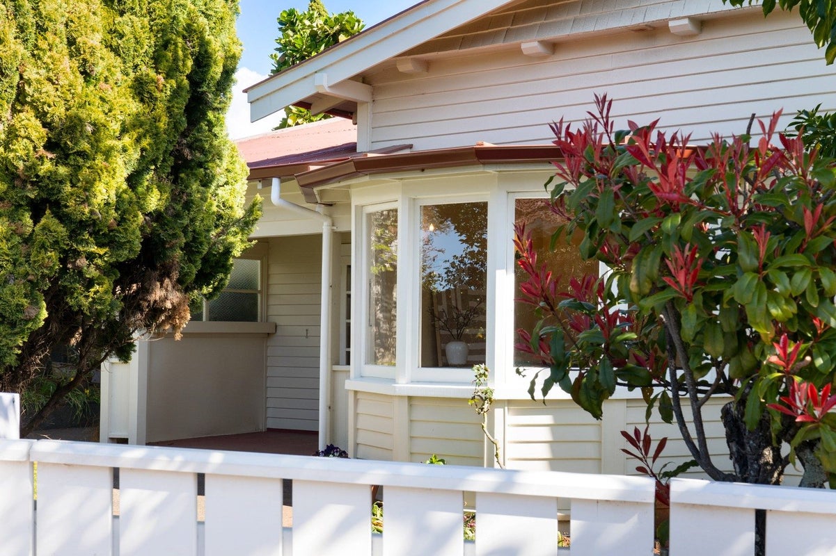 2 Roslyn Road, Bluff Hill, Napier - Carousel 1