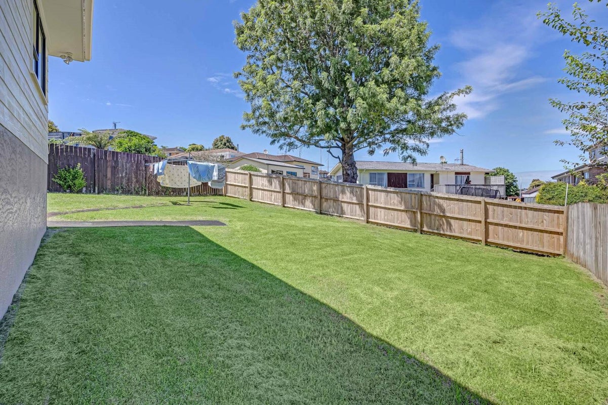 3 Glenshee Place, Highland Park, Auckland - Carousel 21