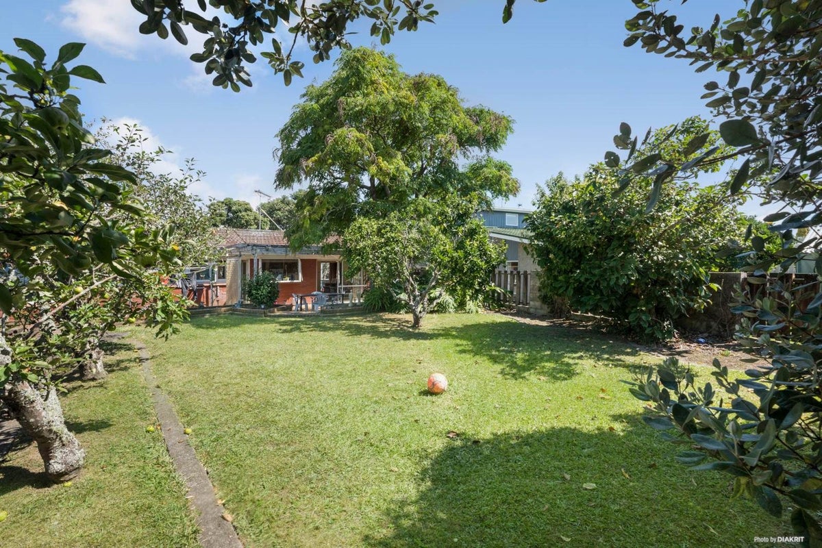 32 Whiteacres Drive, Sunnyhills, Auckland - Carousel 1