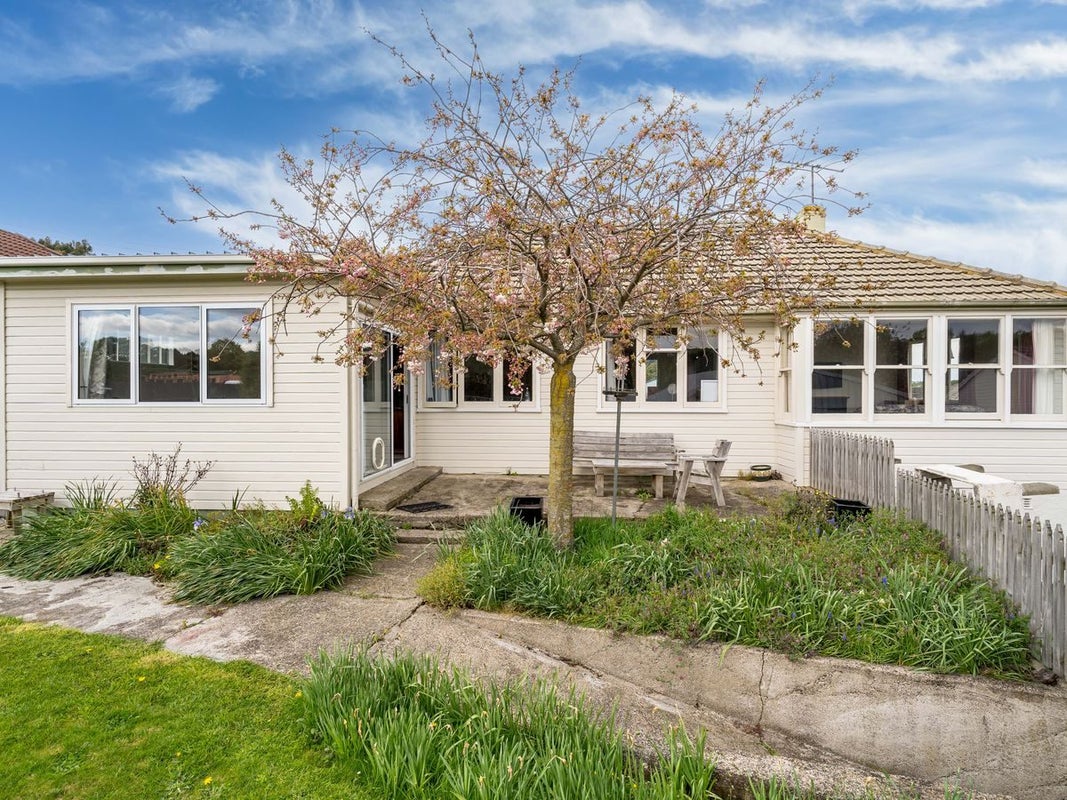4 Burgess Street, Green Island, Dunedin - Carousel 1