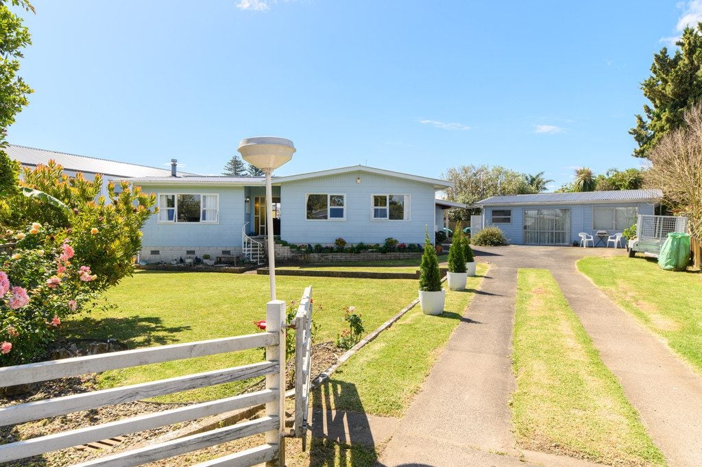 16 Blanes Road, Weymouth, Auckland - Carousel 1