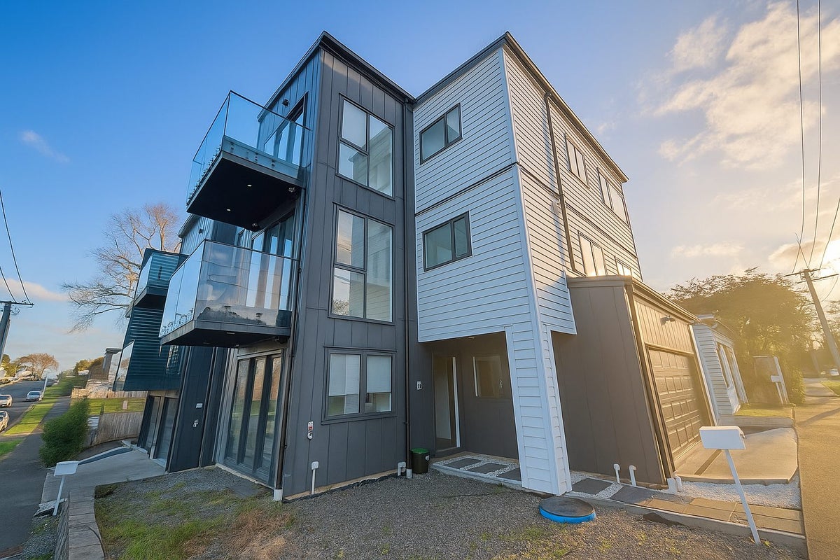 2A Bromley Place, Glen Innes, Auckland - Carousel 1