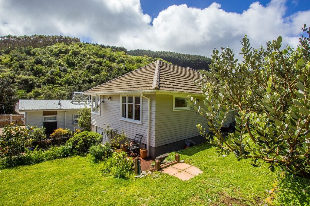 38 Collins Avenue, Tawa, Wellington - Carousel 1