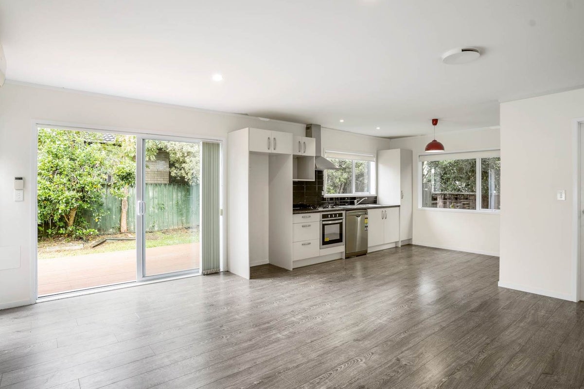 4 Kiernan Place, Kelston, Auckland - Carousel 2