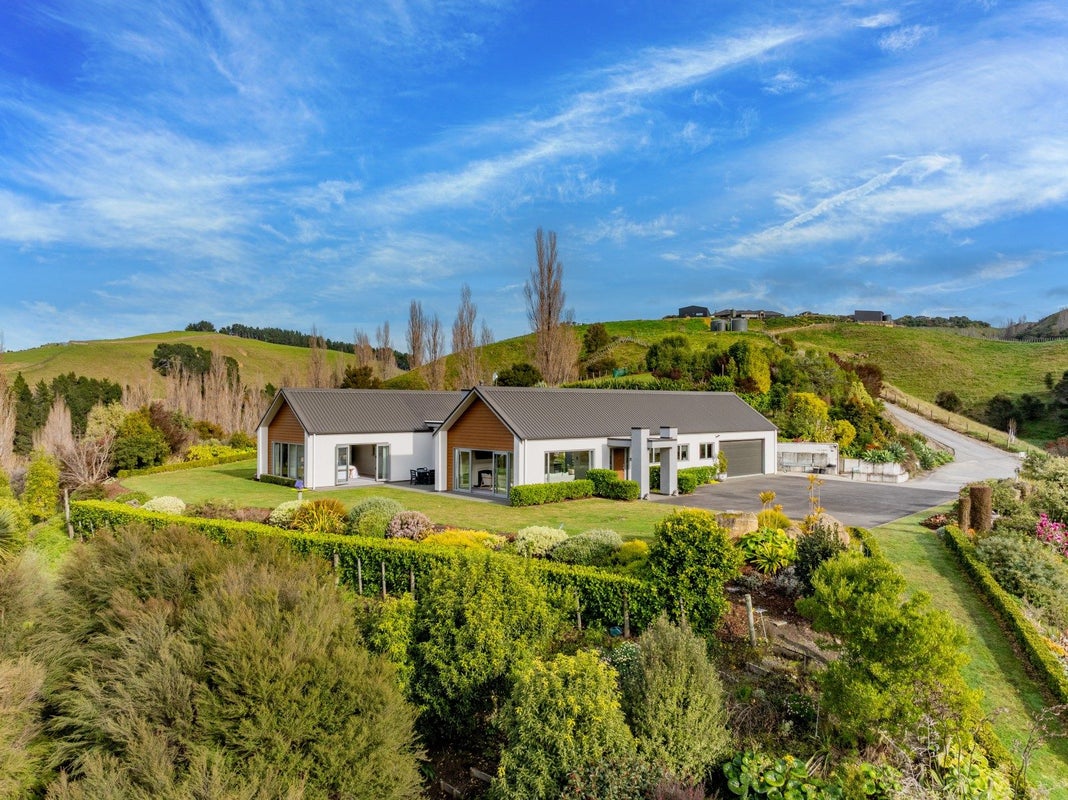 37 Lopdell Lane, Waikere, Hastings - Carousel 2