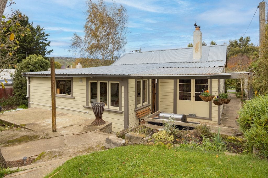 16 Wellington Street, Enfield, Oamaru - Carousel 1