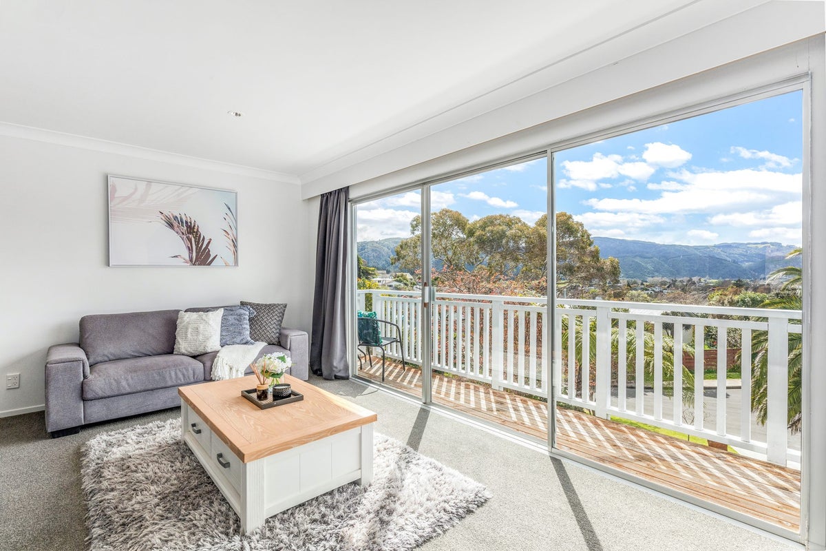 12 Glenrae Grove, Silverstream, Upper Hutt - Carousel 1