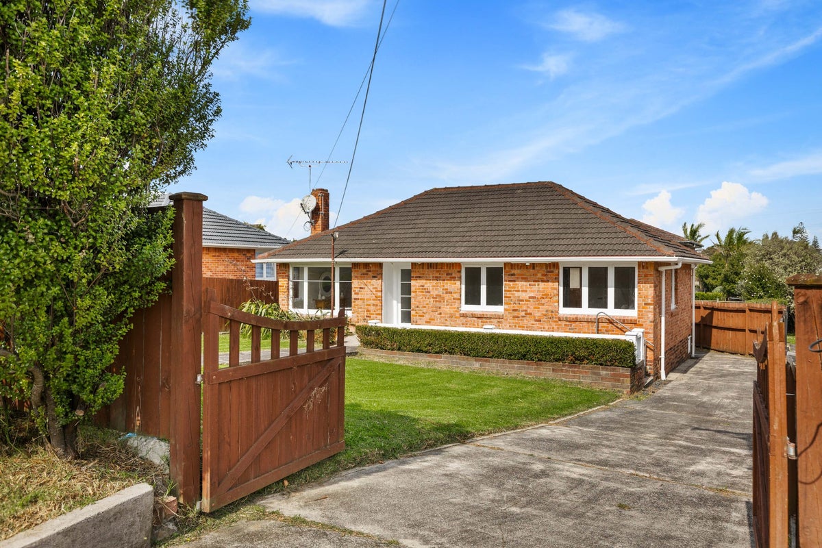 12 Toru Street, Te Atatu Peninsula, Auckland - Carousel 1