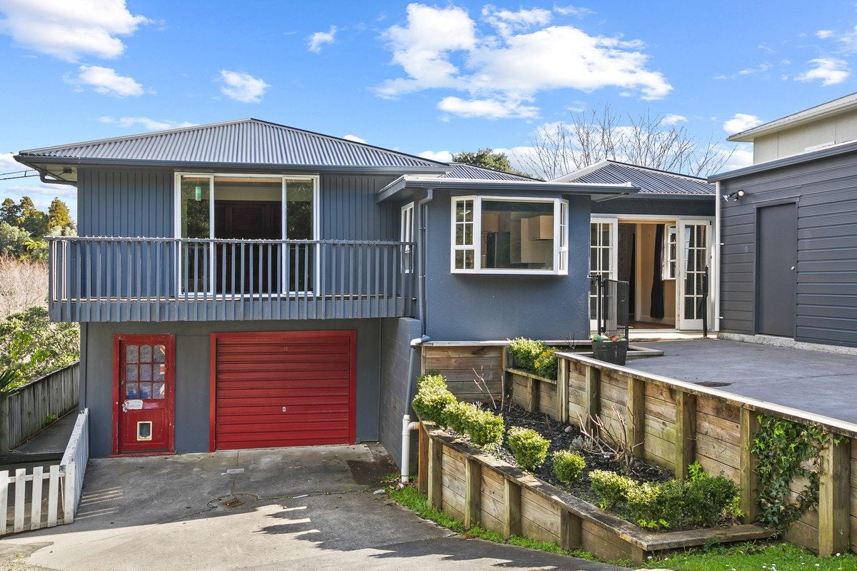 8 Awanui Street, Merrilands, New Plymouth - Carousel 1